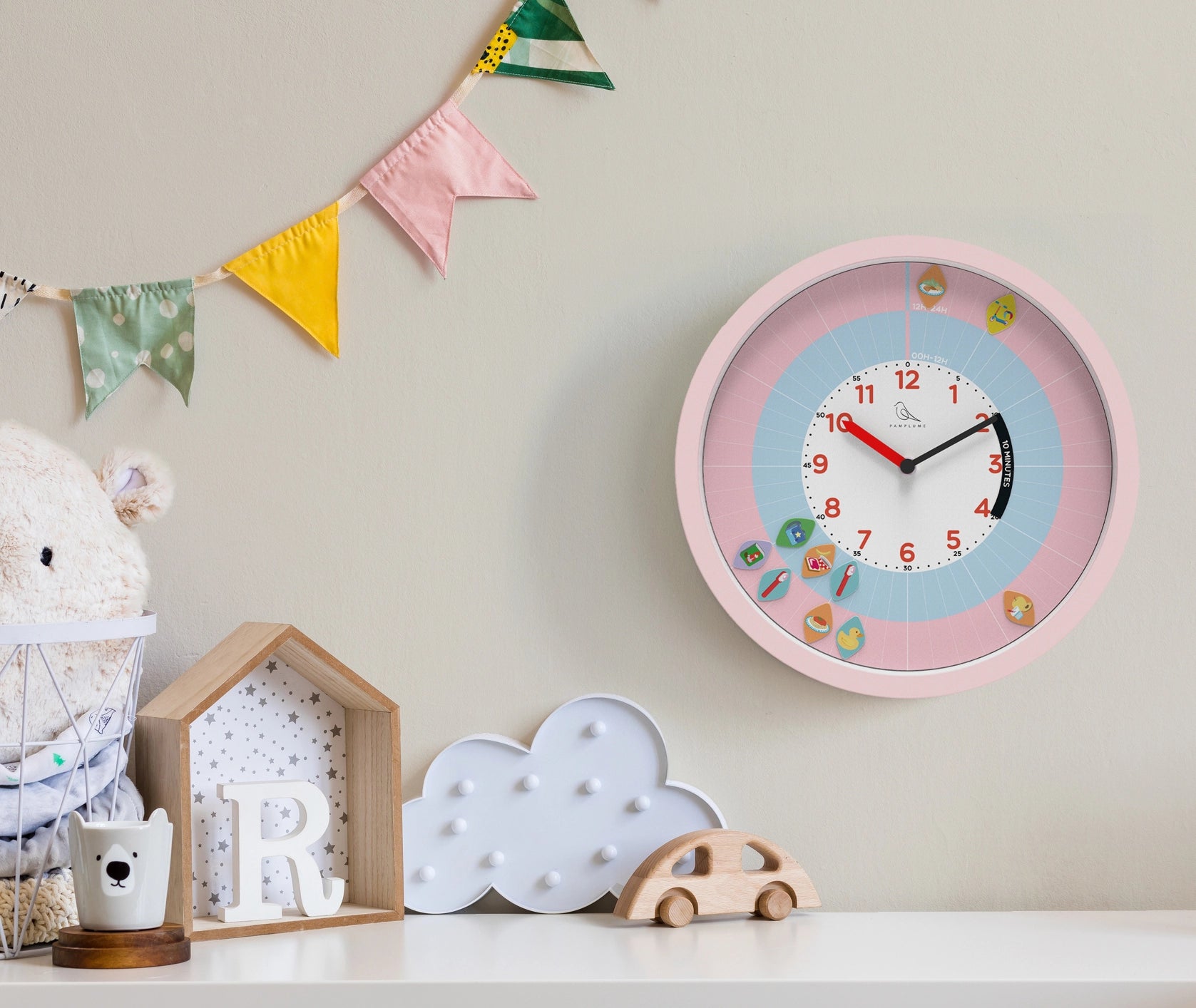 Horloge Pamplume rose installée dans une chambre d&