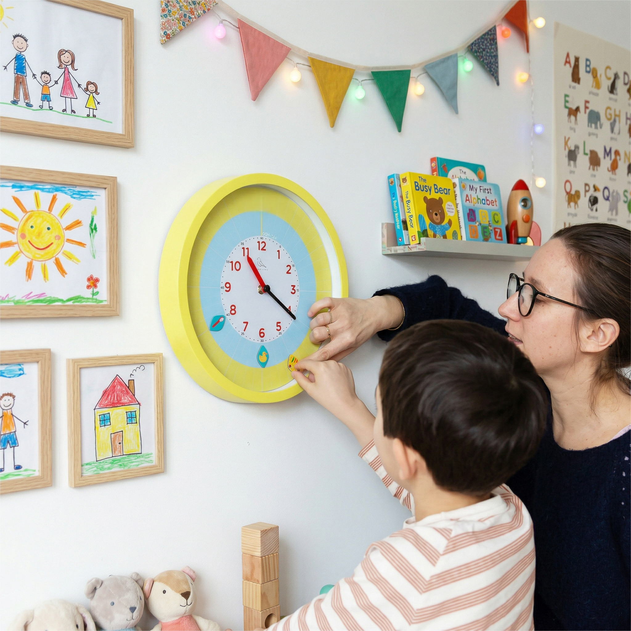 Maman et enfant utilisant ensemble l&