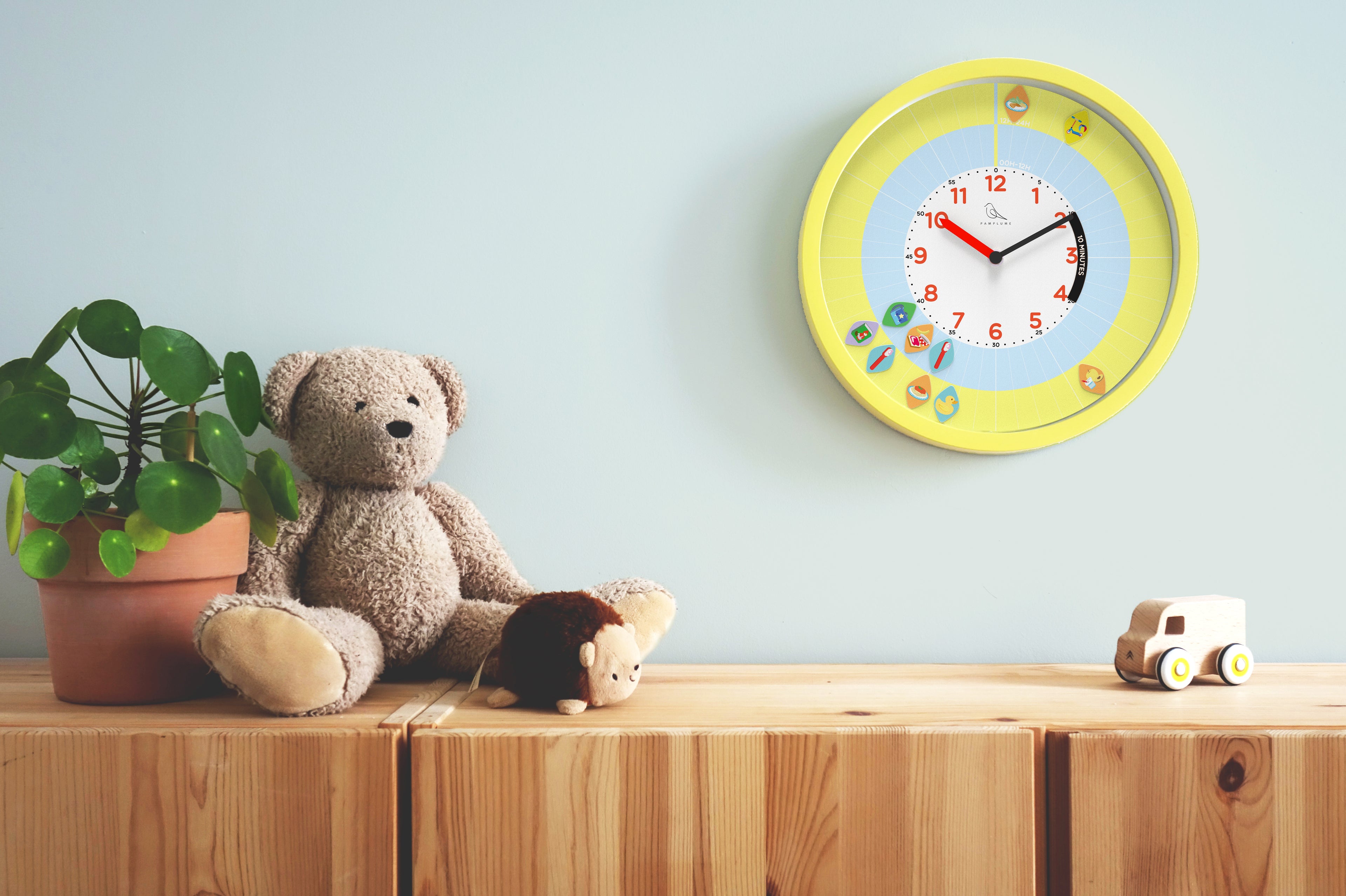 Horloge Pamplume jaune installée dans une chambre d&